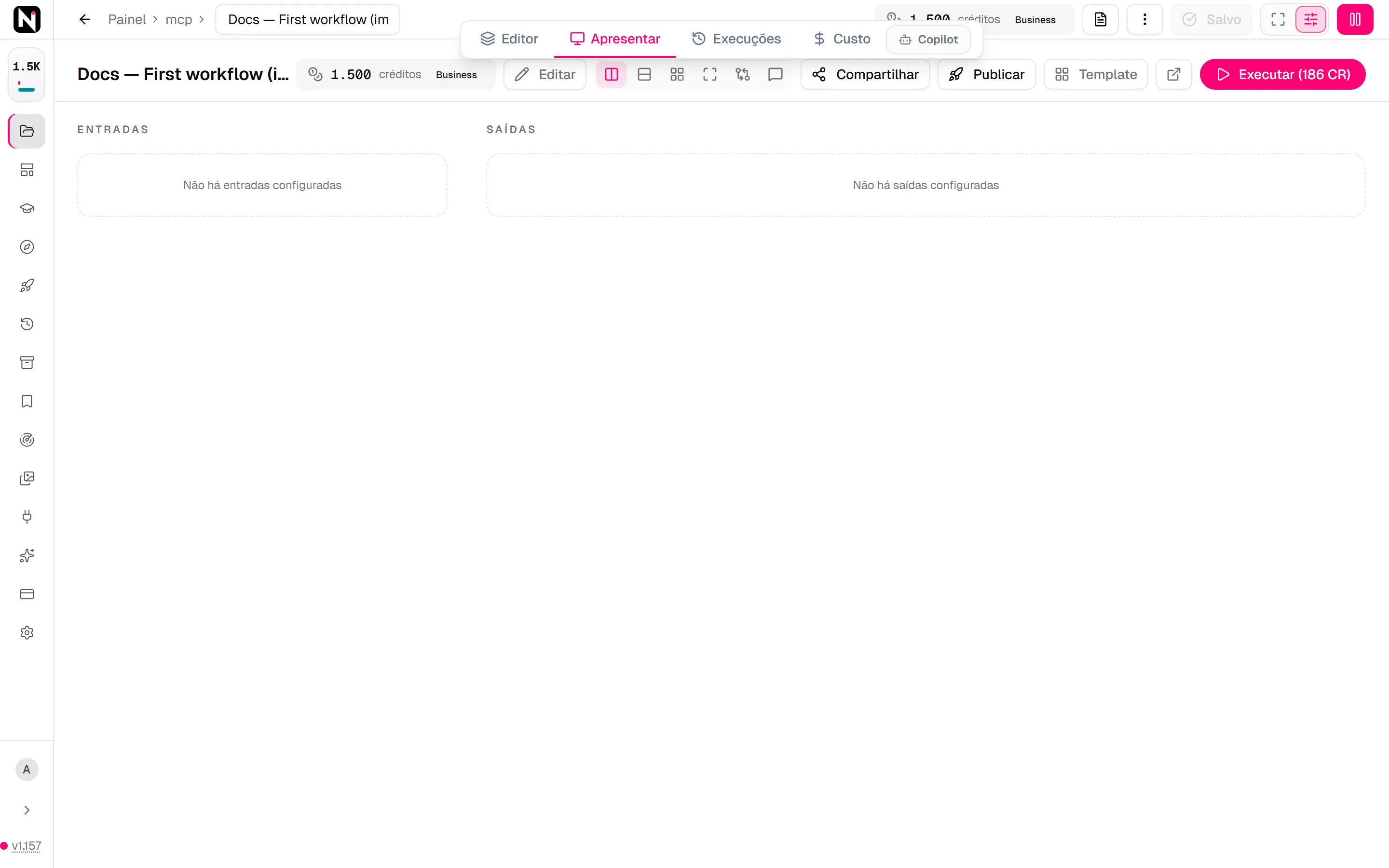 A aba “Apresentar” do editor com as áreas “Entradas” e “Saídas” e os botões “Compartilhar”, “Publicar”, “Template” e “Executar”.