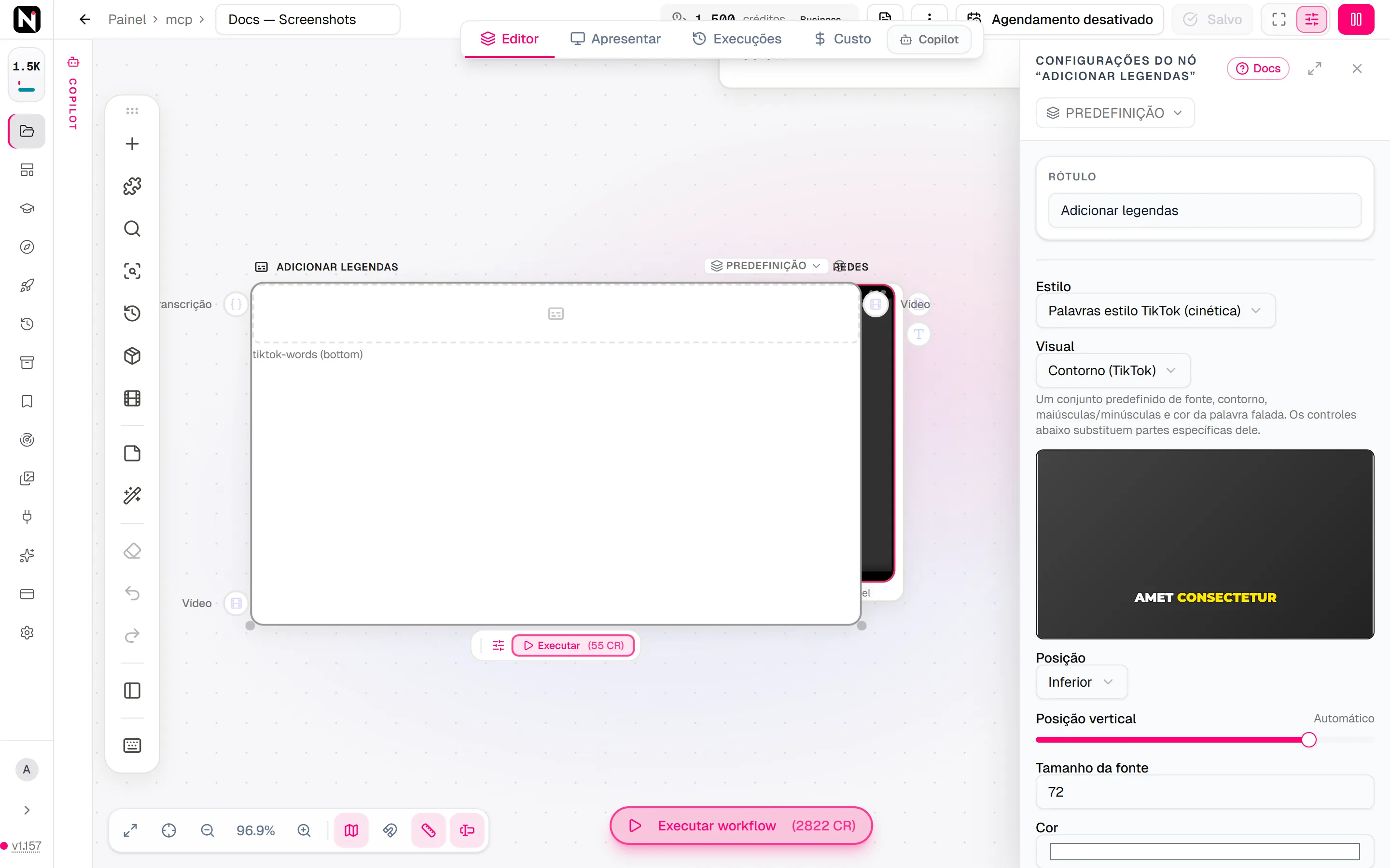 O painel de configurações do Adicionar legendas com o estilo Palavras estilo TikTok, o visual Contorno, uma prévia da legenda ao vivo e as configurações de posição e tamanho da fonte.