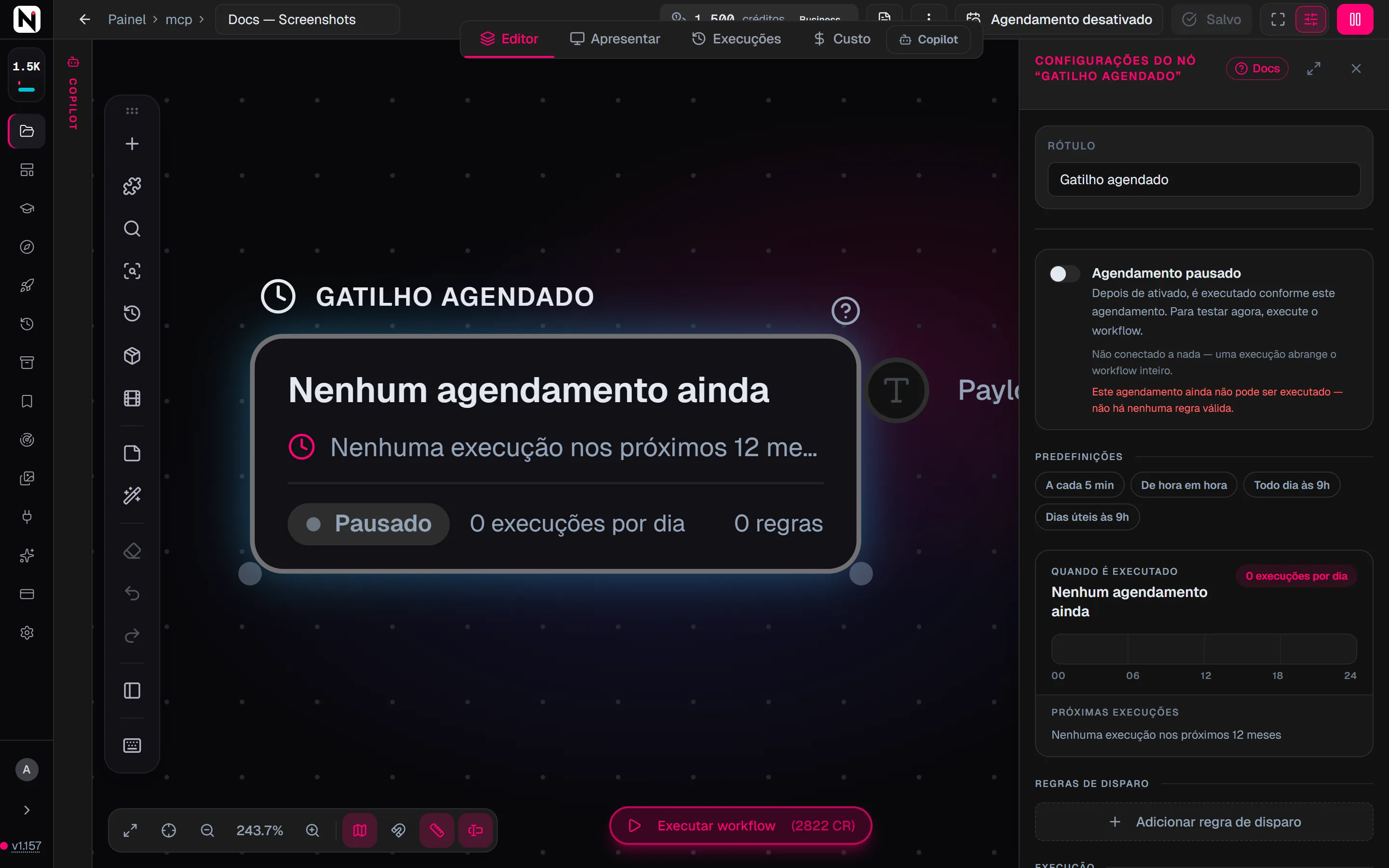 O painel de configurações do nó Gatilho agendado, com o agendamento pausado, as predefinições, a barra de 24 horas com as execuções do dia, o botão Adicionar regra de disparo e o fuso horário.